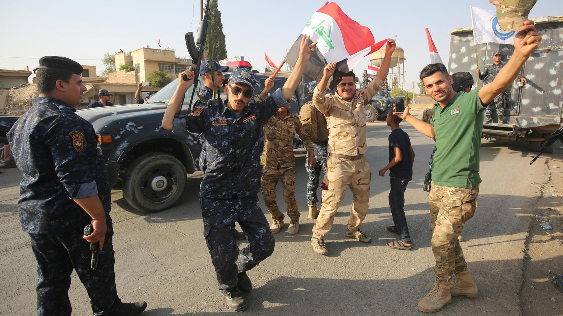 Mitglieder der irakischen Polizei feiern in der Altstadt von Mossul die Befreiung der Stadt aus den Händen der IS.