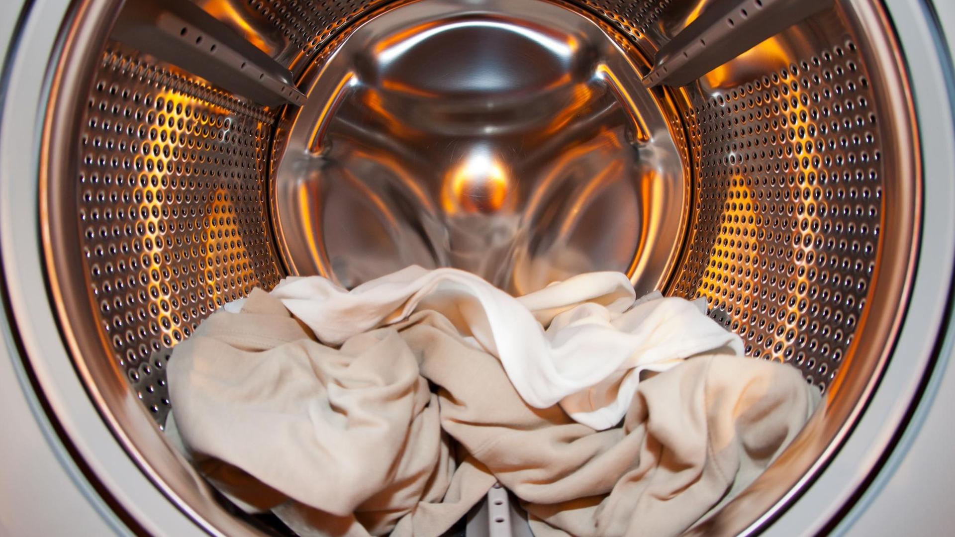 In der Waschtrommel einer Waschmaschine liegen Kleidungsstücke, aufgenommen am 11.01.2012 in Nürnberg (Mittelfranken).
