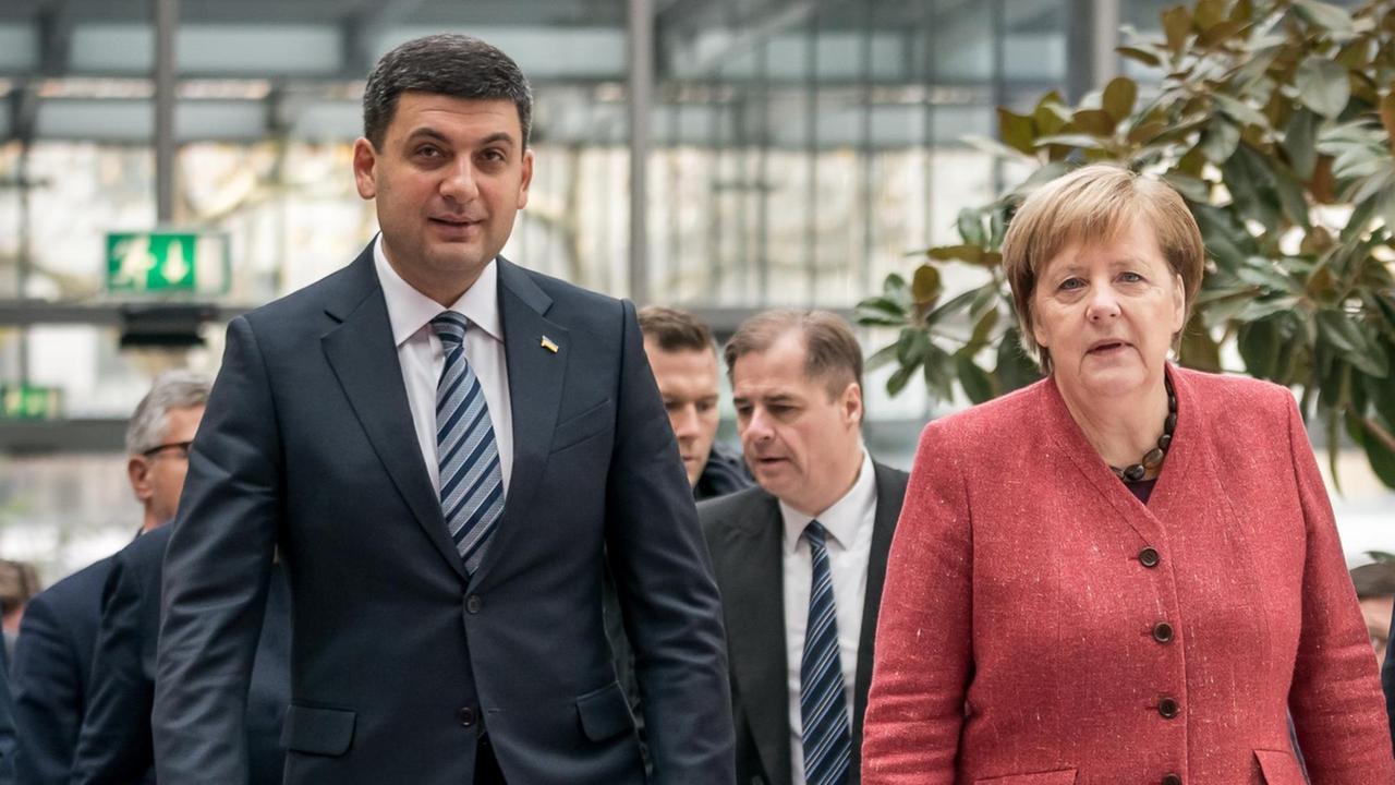 Bundeskanzlerin Angela Merkel (CDU) kommt neben Wladimir Groisman, Ministerpräsident der Ukraine, zum 3. Deutsch Ukrainischen Business-Forum in Berlin.