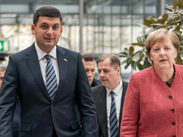 Bundeskanzlerin Angela Merkel (CDU) kommt neben Wladimir Groisman, Ministerpräsident der Ukraine, zum 3. Deutsch Ukrainischen Business-Forum in Berlin.