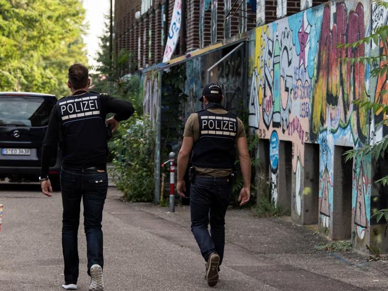 Polizisten vor dem autonomen Zentrum "KTS" in Freiburg, das durchsucht wurde.
