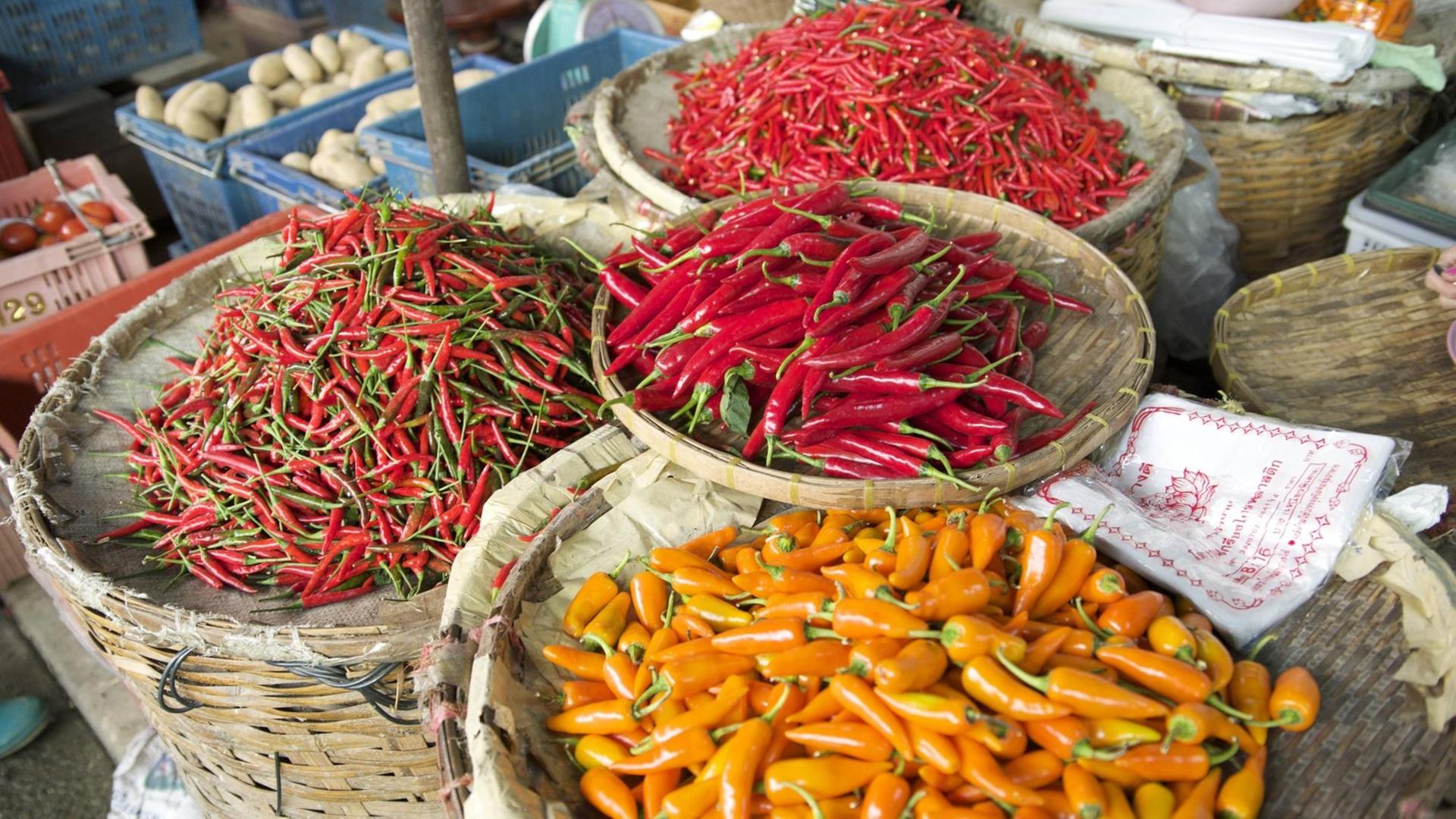 Chilischoten auf einem Markt in Bangkok, Thailand