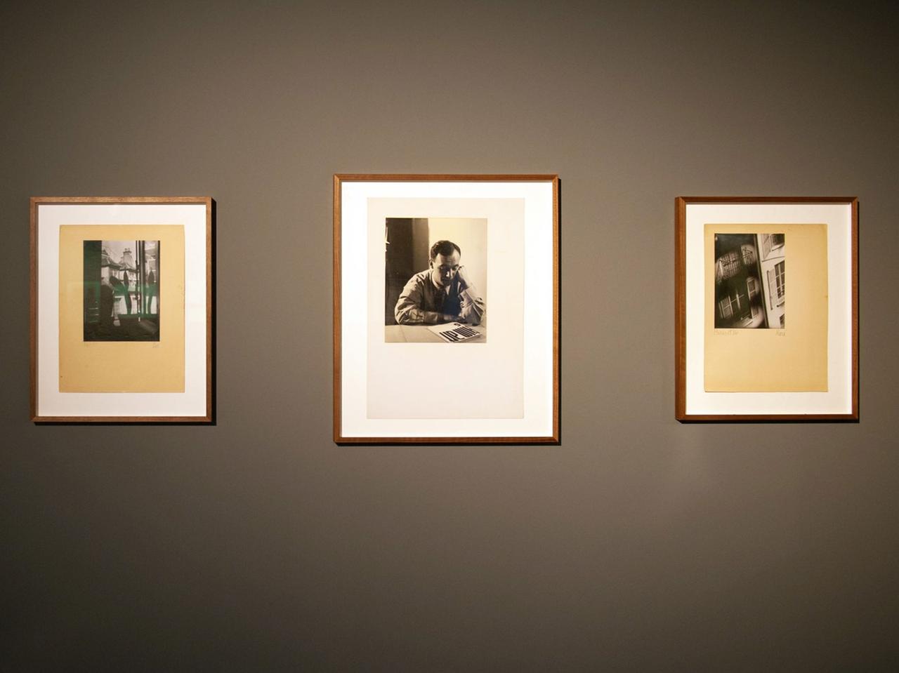 Fotos der Ausstellung "Ein Koffer voller Bilder" hängen im Amerika Haus der Galerie C/O Berlin. C/O Berlin präsentiert weltweit als erste Institution eine große Retrospektive von Lore Krüger.