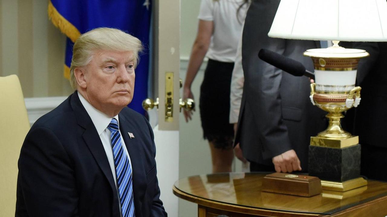 Donald Trump während eines Treffens mit dem südkoreanischen Präsidenten Moon Jae-in am 30. Juni 2017 im Oval Office des Weißen Hauses in Washington, DC.