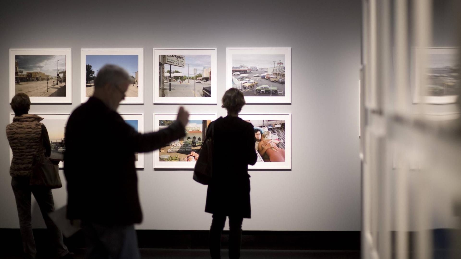 Ein Ausstellungsbesucher fotografiert mit seinem Smartphone ein gezeigtes Kunstwerk.