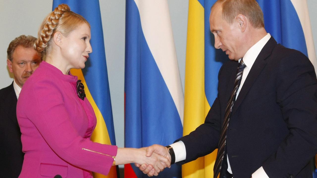 Der russische Ministerpräsident Wladimir Putin und seine damalige ukrainische Amtskollegin Julia Timoschenko besiegeln das Ende des Gasstreits 2009 mit einem Handschlag.
