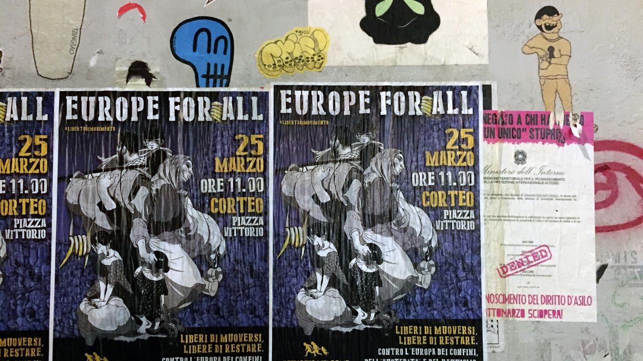 Ein Plakat von EU-Befürwortern hängt in Rom anlässlich des EU-Sondergipfels zum 60. Jubiläum der Römischen Verträge. Auf dem Plakat steht: "Europa für alle. Frei, sich zu bewegen, frei zu bleiben. Gegen ein Europa der Grenzen, der Austerität und des Rassismus".