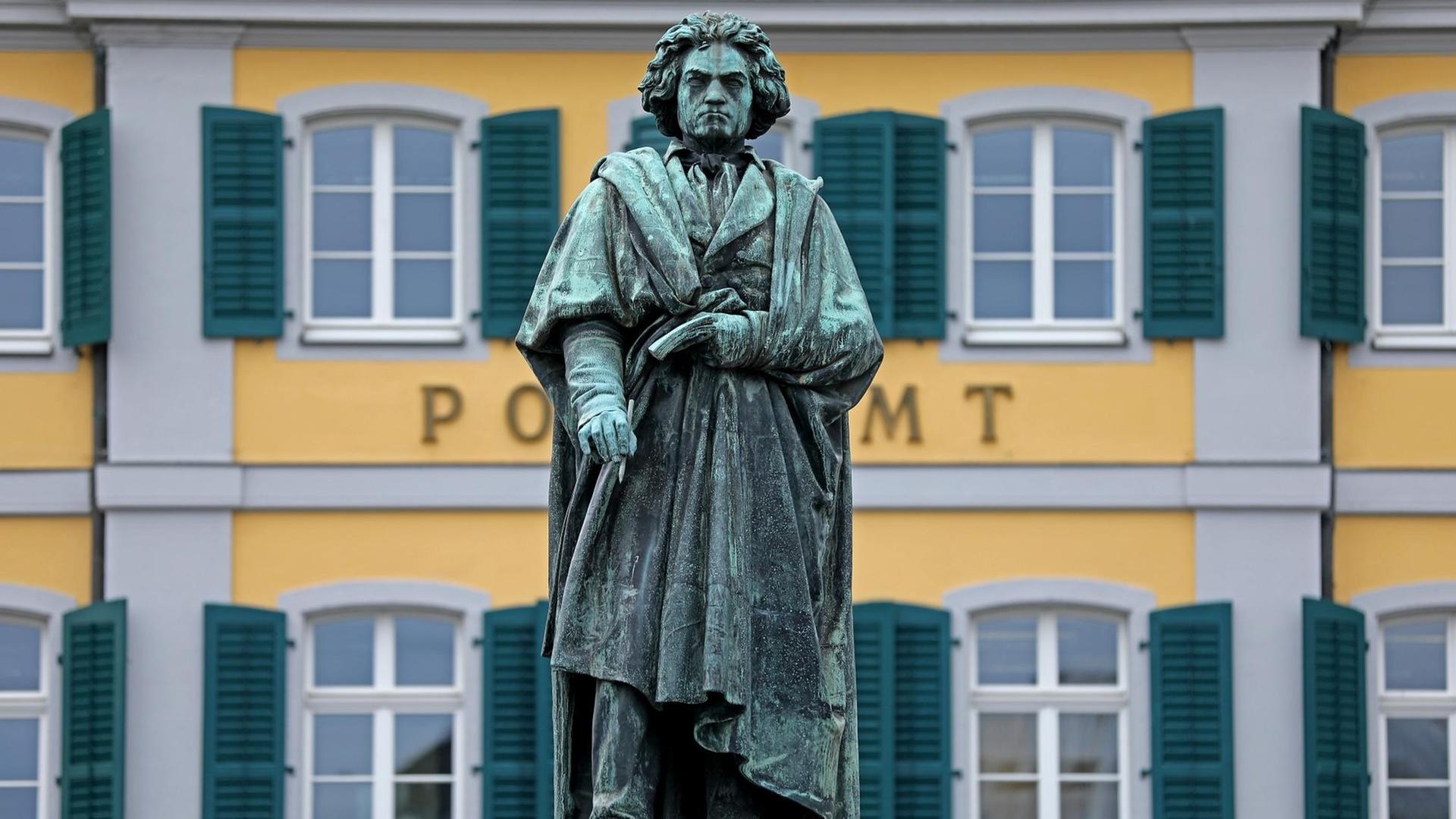 Eine Statue des Komponisten Ludwig van Beethoven in Bonn.
