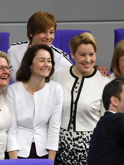 U.a. Familienministerin Franziska Giffey, Michelle-Jasmin Müntefering, Dr. Katarina Barley, Bundesministerin der Justiz , SPD. Lars Klingbeil macht Selfie.