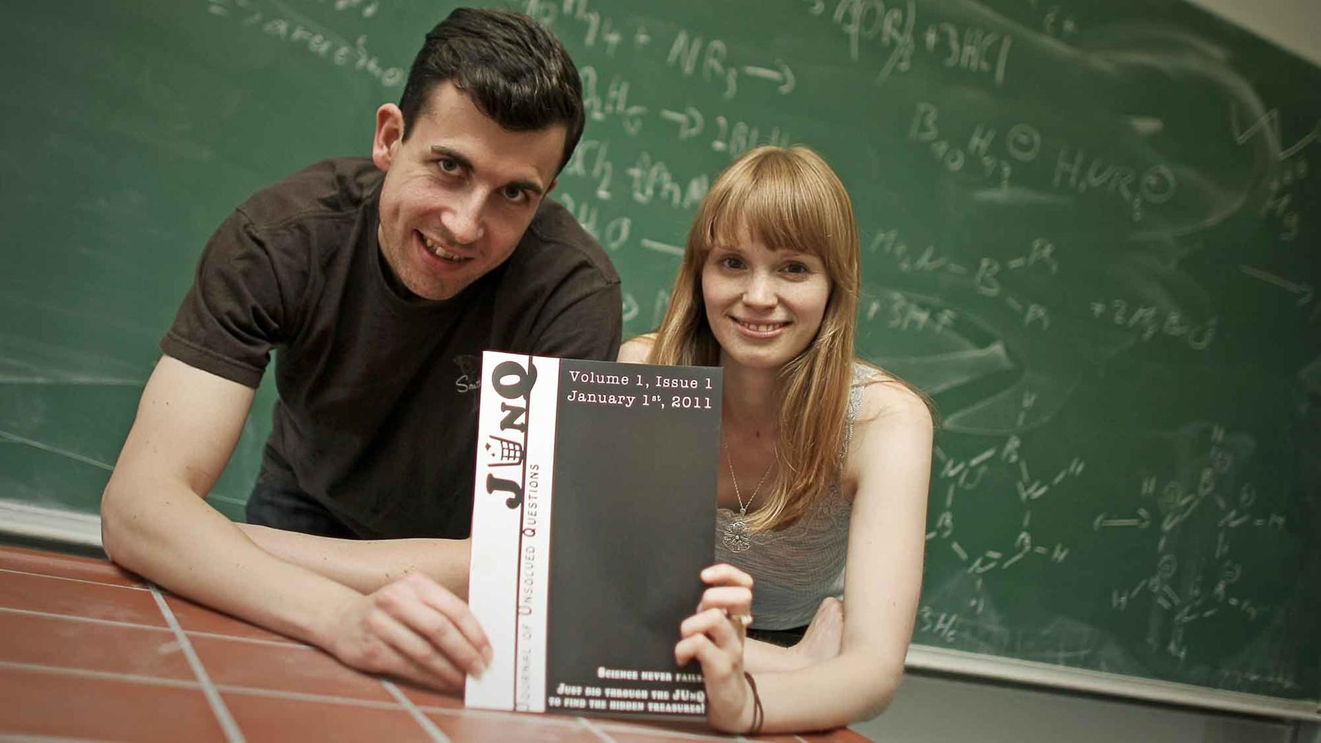 Die Studenten Leonie Mück und Thomas Jagau, aufgenommen am Donnerstag (07.07.2011) auf dem Gelände der Johannes Gutenberg-Universität in Mainz mit einer Ausgabe ihrer Zeitschrift "JUnQ".