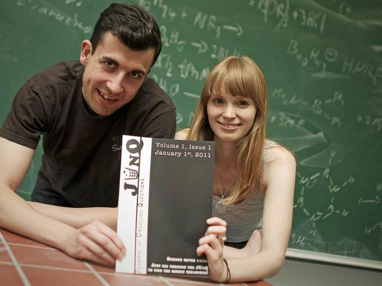 Die Studenten Leonie Mück und Thomas Jagau, aufgenommen am Donnerstag (07.07.2011) auf dem Gelände der Johannes Gutenberg-Universität in Mainz mit einer Ausgabe ihrer Zeitschrift "JUnQ".