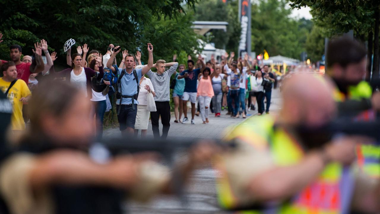 Die Polizei evakuiert nach einer Schießerei am 22.7.2016 das Olympia-Einkaufszentrum (OEZ) in München.
