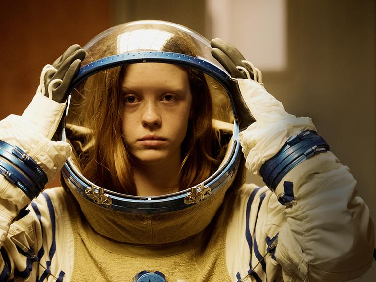 "Boyse", gespielt von Mia Goth, setzt sich ihren Raumfahrer-Helm auf