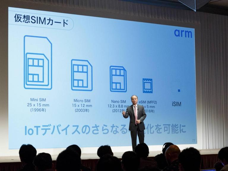 Der Chef des Technologie-Investors SoftBank, Masayoshi Son präsentiert die Formate von SIM bis iSIM bei einer Pressekonferenz im Größenvergleich (9.5.2018)