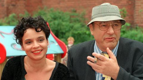 Berlin: In Folge 6 der V. Staffel von " Liebling Kreuzberg " begibt sich Manfred Krug als Rechtsanwalt Liebling in die Spur, um herauszufinden, wie Aktfotos seiner Mandantin Tanja Raue (gespielt von Natascha Bonnermann) in die Zeitung gelangt sind.