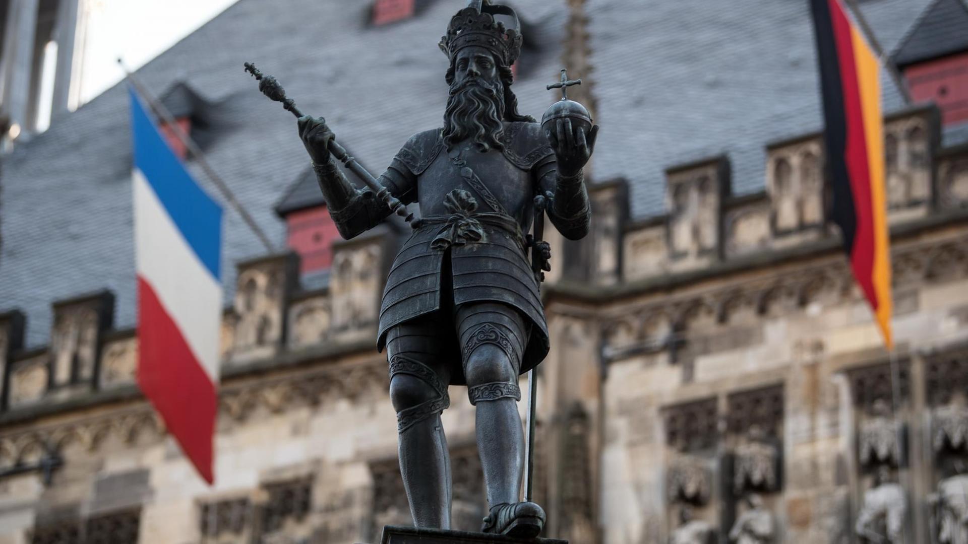 Die Flaggen Deutschlands und Frankreichs vor dem Aachener Rathaus