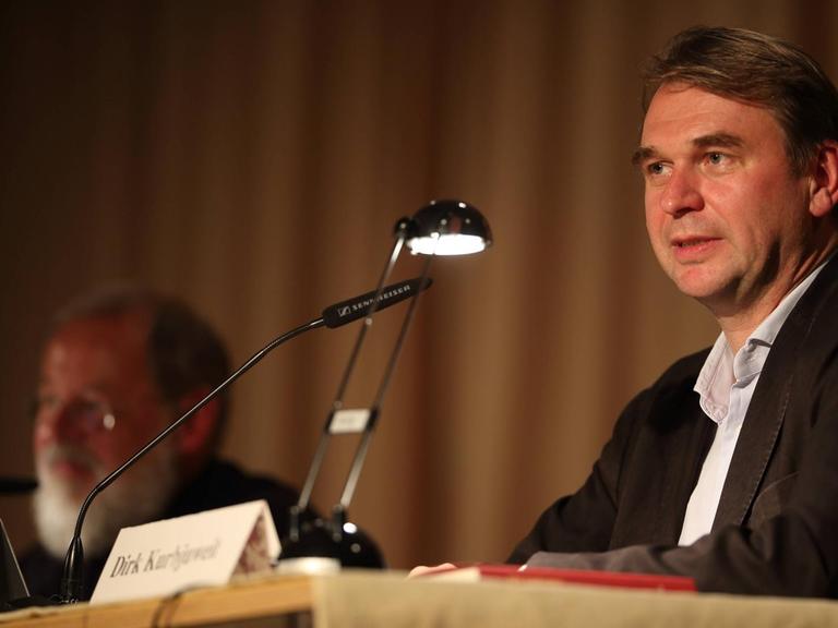 Dirk Kurbjuweit stellt 2014 sein Buch "Alternativlos" vor.