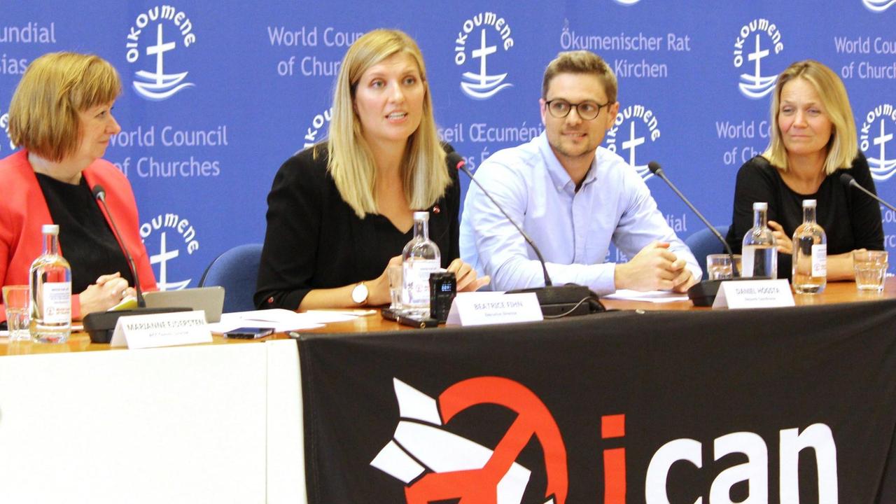 Beatrice Fihn (zweite von links), Direktorin der Internationalen Kampagne zur Abschaffung von Atomwaffen (ICAN) bei einer Pressekonferenz in Genf am 6. Oktober 2017 nach dem Empfang des Friedensnobelpreises.