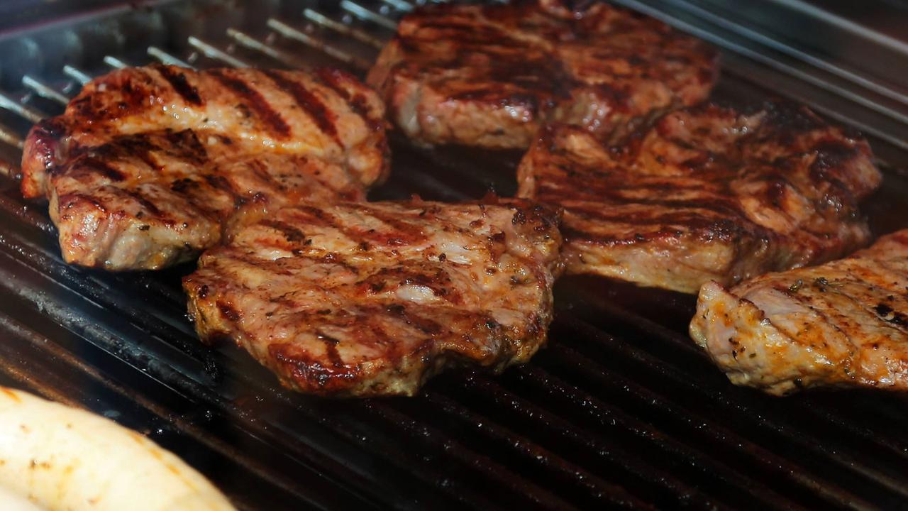 Würste und Steaks auf einem Grill