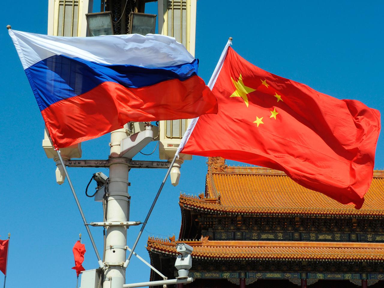 Die Flaggen Russlands und Chinas wehen am Platz des Himmlischen Friedens in Peking.