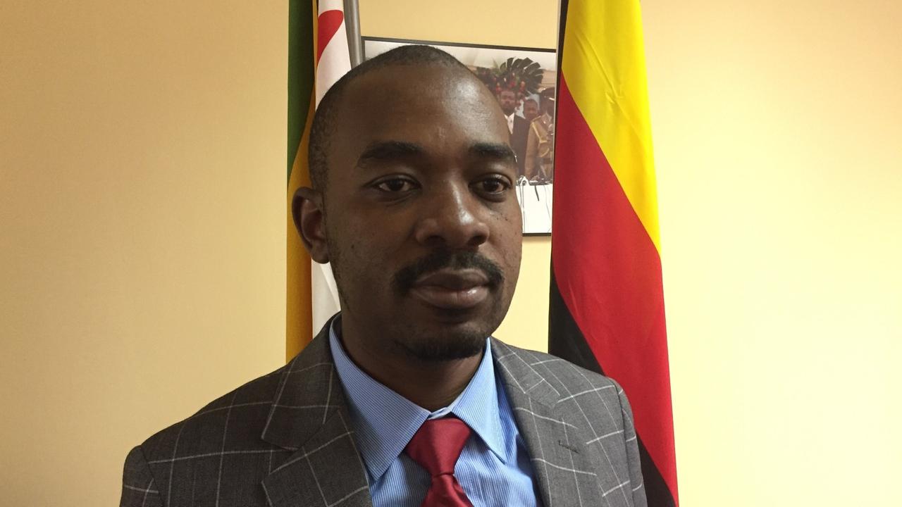 Nelson Chamisa steht in seinem Büro im Anzug. Er will im Juli in Simbabwe zum Präsidenten gewählt werden.