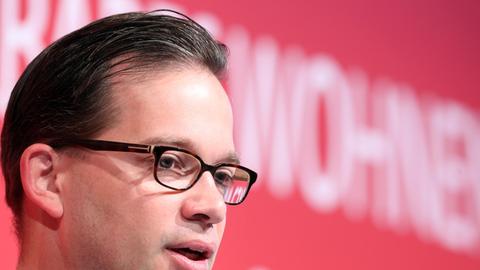 Der Landesvorsitzende der Bayern-SPD, Florian Pronold, spricht am 31.05.2013 bei der SPD-Fachkonferenz "Gemeinsam: Für bezahlbares Wohnen" in Hamburg. Die SPD stellte auf der Veranstaltung ihre Strategie für Stadtplanung, gezielte Wohnungsbauförderung, und die Stärkung der Rechte von Mieterinnen und Mietern vor. Foto:
