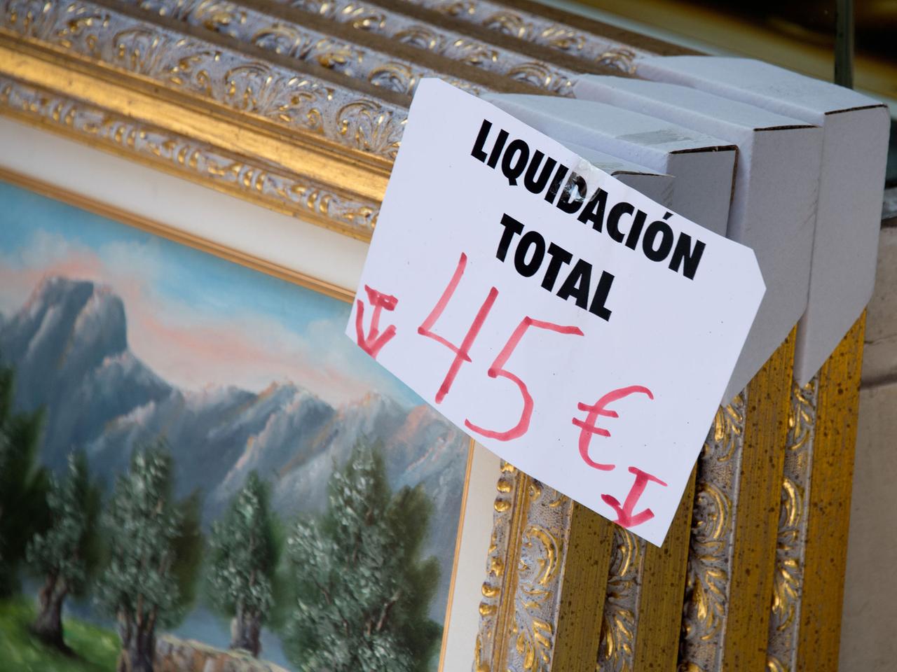 Ein Preisschild hängt an einem Gemälde bei einem Ausverkauf wegen Geschäftsaufgabe in Palma de Mallorca.