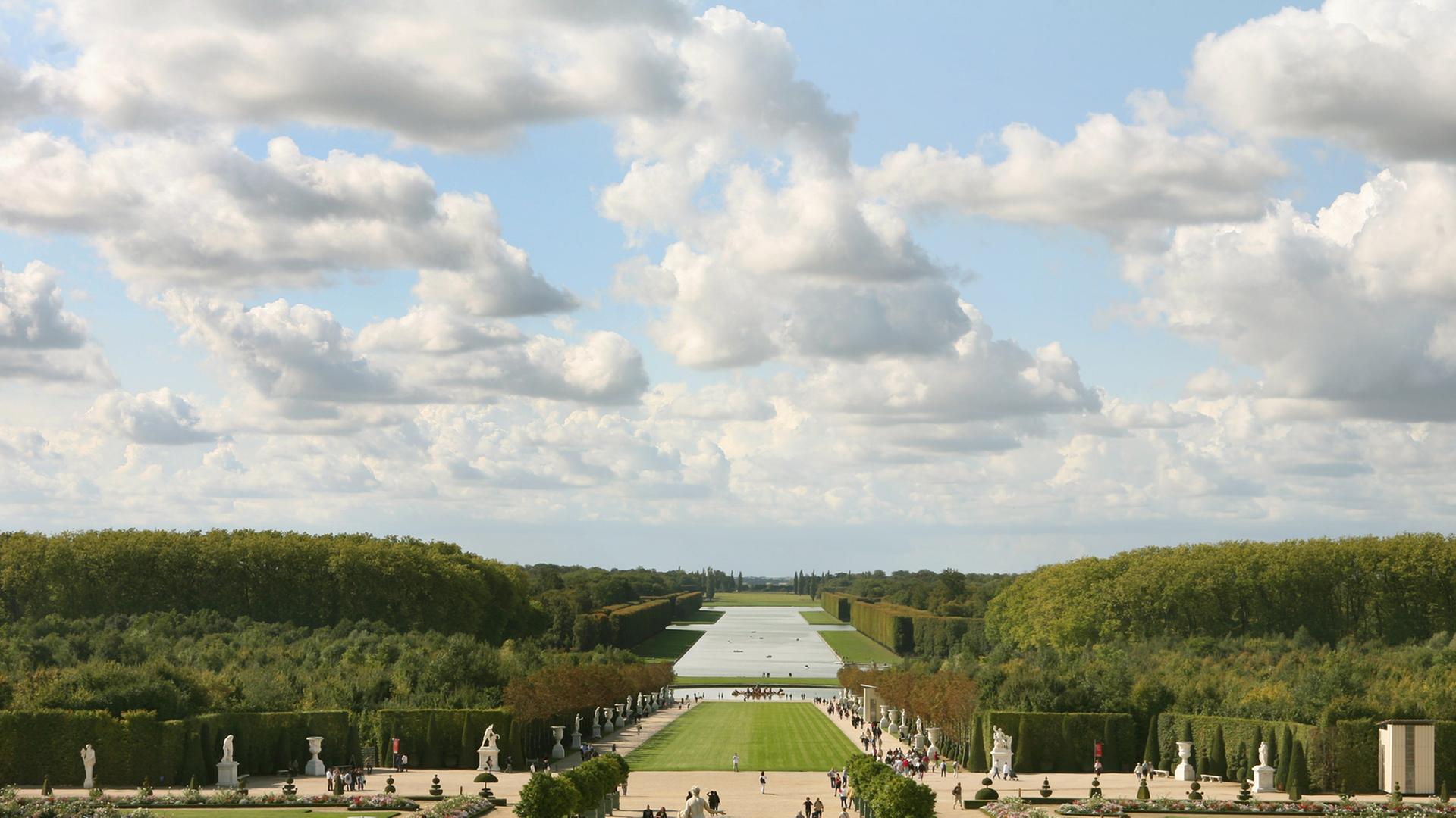 Besucher laufen durch die Gärten der Schlossanlage von Versailles am Stadtrand von Paris, aufgenommen am 12.09.2008. Besucher laufen durch die Gärten der Schlossanlage von Versailles am Stadtrand von Paris, aufgenommen am 12.09.2008.