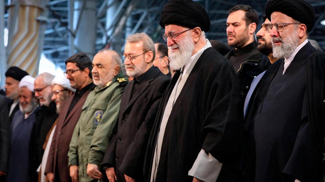 Das geistliche und staatliche Oberhaupt des Irans, Ajatollah Ali Chamenei (4.v.r.), trauert mit anderen am 6. Januar vor dem Sarg des getöteten Generals Qasem Soleimani.