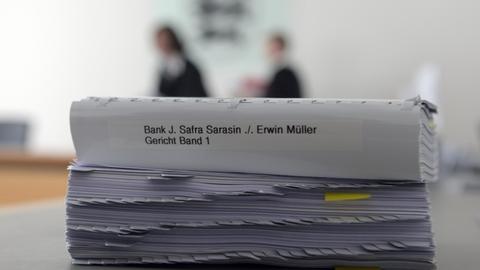 Prozessakten liegen auf einem Tisch