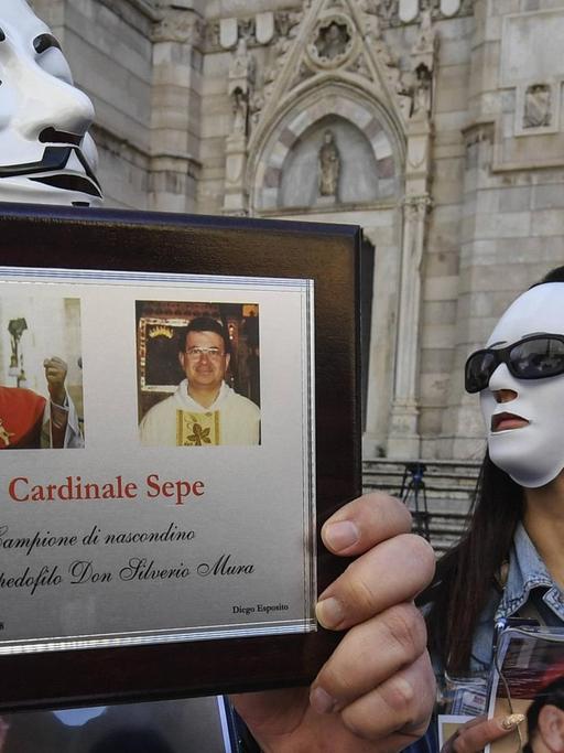 Protestierende mit Anonymous-Masken der italienischen Hilfsorganisation für Missbrauchsopfer "Rete L'Abuso" vor einer Kirche in Neapel
