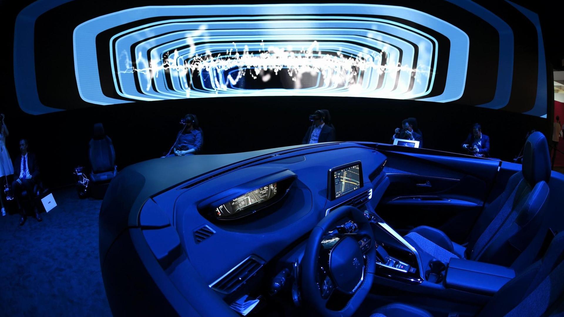 Ein Peugeot i-Cockpit auf der Pariser Automesse 2016.