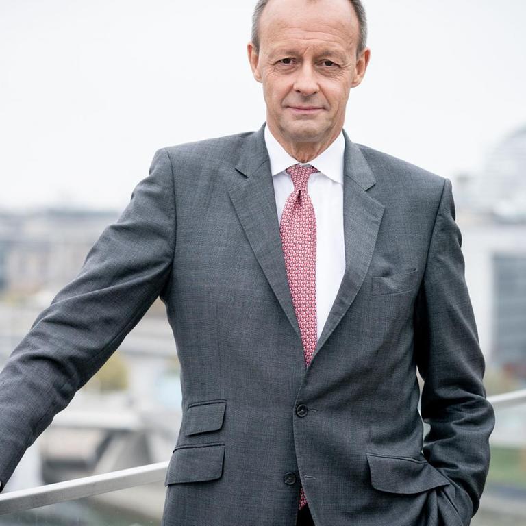 Friedrich Merz, Kandidat für den CDU-Parteivorsitz, steht auf einer Dachterrasse. Im Hintergrund ist Berlin zu sehen.