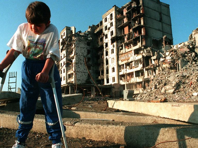 31.7.1995: Der achtjährige tschetschenische Junge Mischa Jepiphantschew geht auf Krücken durch die Straßen von Grosny.