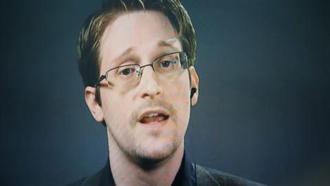 Whistleblower Edward Snowden ist per Videobildschirm zugeschaltet. Snowden lebt seit seiner Flucht in den USA in Moskau.