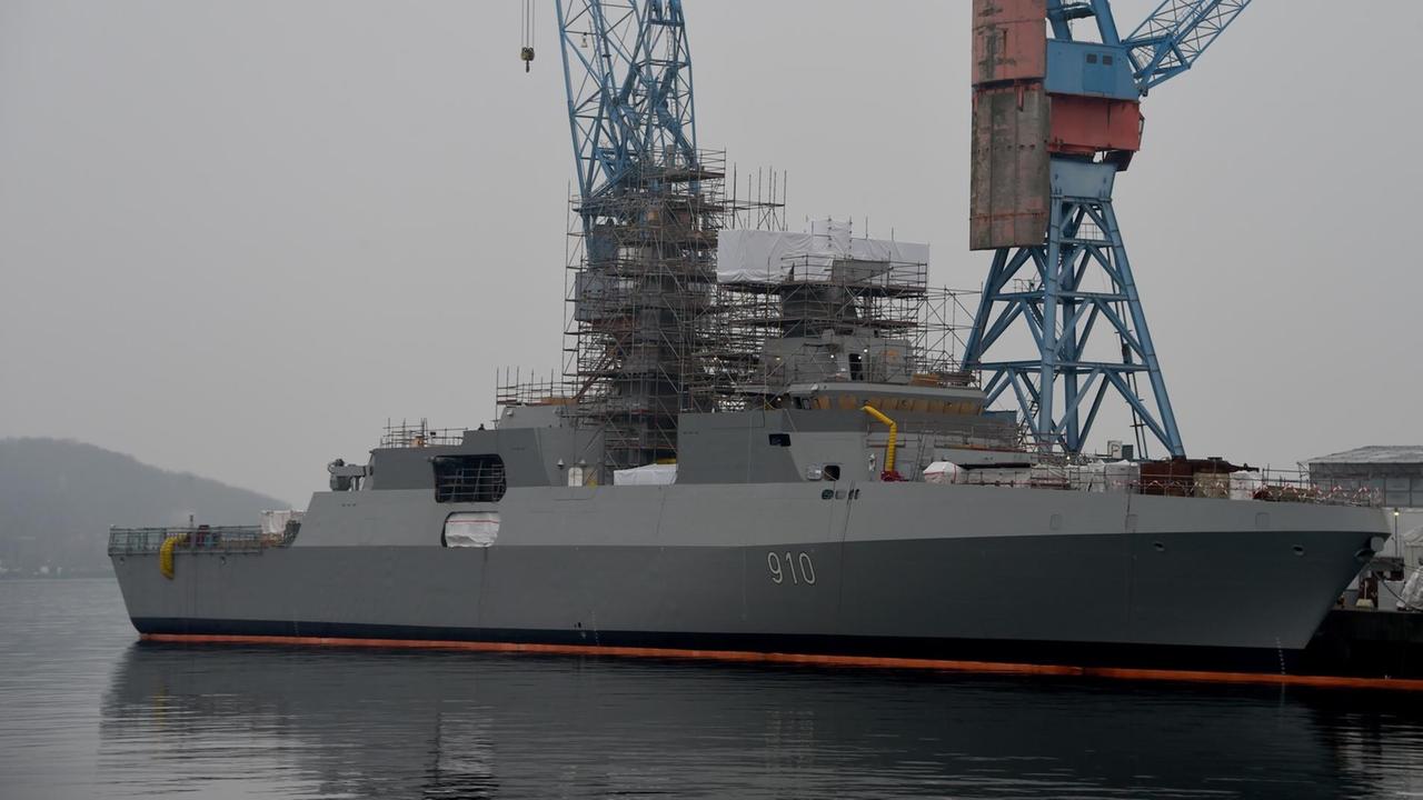 Eine für Algerien bestimmte Fregatte, hier in der Werft in Kile, ThyssenKrupp Marine Systems.