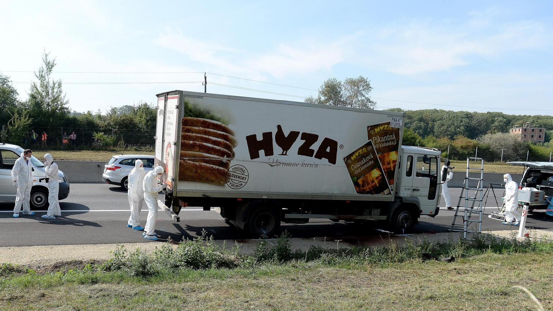 Forensik-Experten untersuchen den Kühl-Lkw an der A4 in Österreich, in dem die Leichen von über 70 Flüchtlingen gefunden wurden.