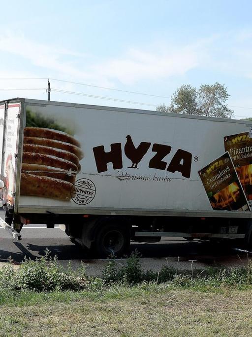 Forensik-Experten untersuchen den Kühl-Lkw an der A4 in Österreich, in dem die Leichen von über 70 Flüchtlingen gefunden wurden.