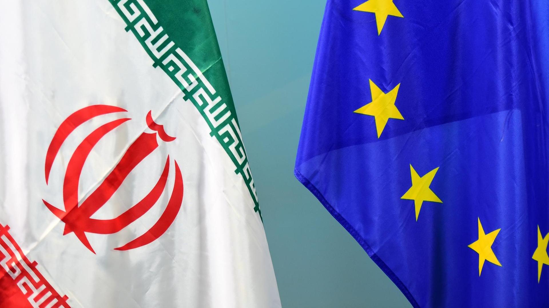 Die Fahnen der Europäischen Union und des Iran hängen nebeneinander.