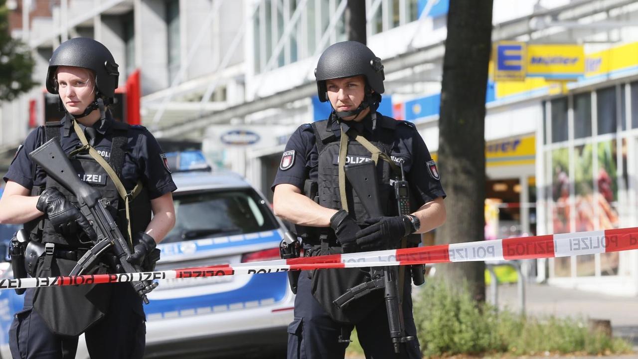 Einsatzkräfte der Polizei sperren den Supermarkt in Hamburg ab.