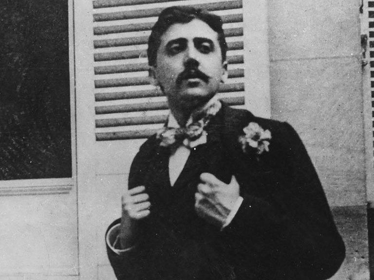 Ein historisches schwarz/weiss Portrait des französischen Schriftstellers Marcel Proust.