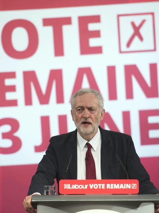 Der Vorsitzende der britischen Labour Party, Jeremy Corbyn, hält am 02. Juni 2016 in London eine Rede für ein Verbleib Großbritanniens in der Europäischen Union. Die Briten werden sich am 23. Juni 2016 entweder für einen Verbleib oder einen Rückzug aus der EU entscheiden.