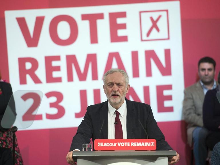Der Vorsitzende der britischen Labour Party, Jeremy Corbyn, hält am 02. Juni 2016 in London eine Rede für ein Verbleib Großbritanniens in der Europäischen Union. Die Briten werden sich am 23. Juni 2016 entweder für einen Verbleib oder einen Rückzug aus der EU entscheiden.