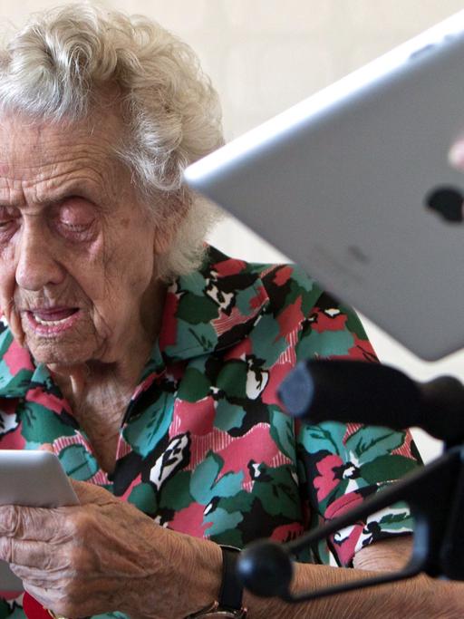 In einigen Einrichtungen Deutschlands werden ältere Menschen an die digitale Technik herangeführt