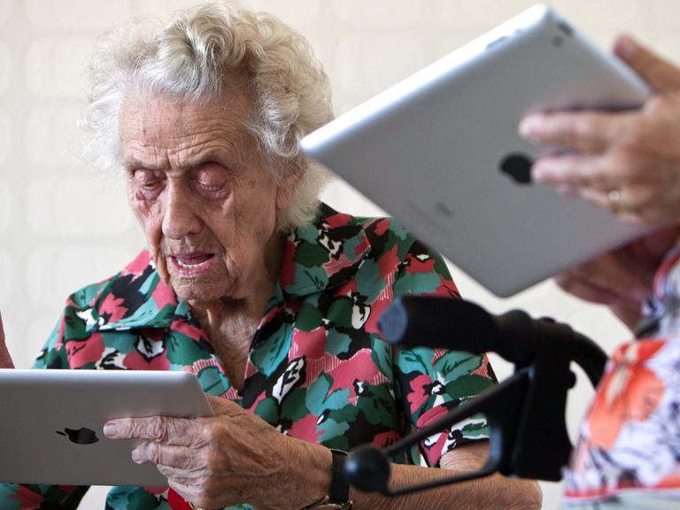 In einigen Einrichtungen Deutschlands werden ältere Menschen an die digitale Technik herangeführt