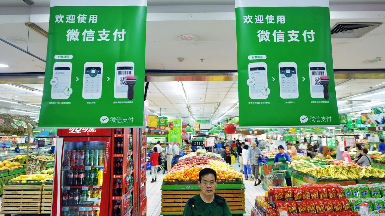 Werbung für die Bezahlfunktion der App WeChat in einem chinesischen Supermarkt