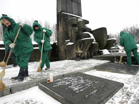 Polnische Arbeiter kehren Schnee vom Denkmal für die Opfer der Nazis im Konzentrationslager Auschwitz-Birkenau.