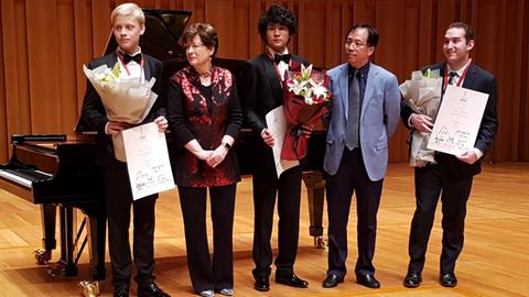 Preisverleihung China International Music Competition: v.l.n.r.: Alexander Malofeev (2. Preis), Yehoved Kaplinsky (Jury-Vorsitzende), Tony Siqi Yun (1. Preis), Wang Liguang (Jury-Mitglied und Präsident des China Conservatory of Music), Mackenzie Melemed (3. Preis).