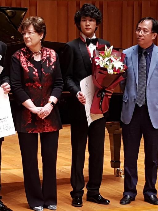 Preisverleihung China International Music Competition: v.l.n.r.: Alexander Malofeev (2. Preis), Yehoved Kaplinsky (Jury-Vorsitzende), Tony Siqi Yun (1. Preis), Wang Liguang (Jury-Mitglied und Präsident des China Conservatory of Music), Mackenzie Melemed (3. Preis).