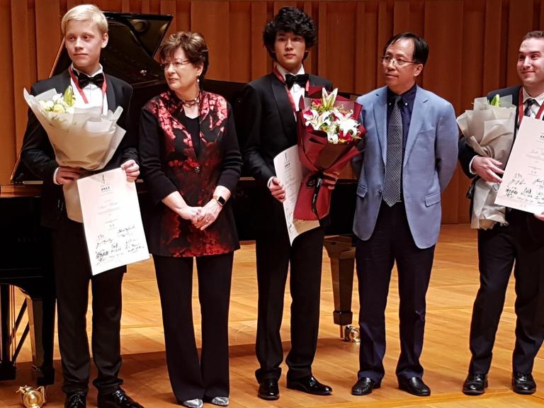 Preisverleihung China International Music Competition: v.l.n.r.: Alexander Malofeev (2. Preis), Yehoved Kaplinsky (Jury-Vorsitzende), Tony Siqi Yun (1. Preis), Wang Liguang (Jury-Mitglied und Präsident des China Conservatory of Music), Mackenzie Melemed (3. Preis).